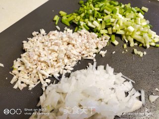 白菜芋头肉末大馄饨的做法步骤：2