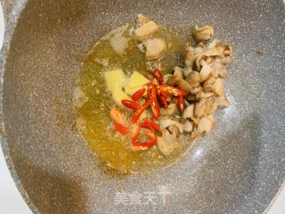 五花肉炒渣海椒的做法步骤：3