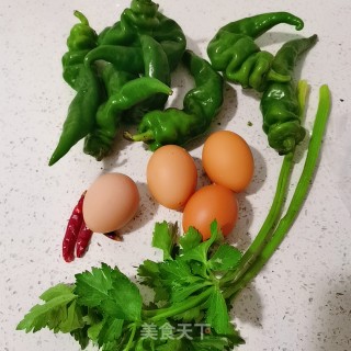 青椒荷包蛋的做法步骤：1