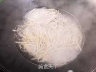杂烩汤面的做法步骤：2