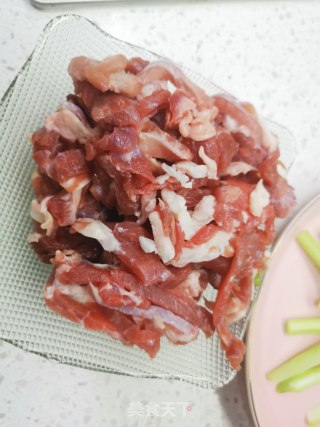 家常干煸牛肉丝的做法步骤：1