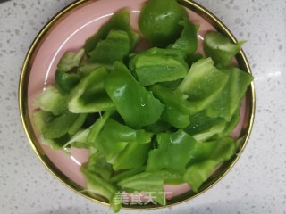 家常青椒炒鸡蛋的做法步骤：1