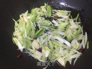 鸭血炒大蒜的做法步骤：9