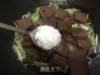 鸭血炒大蒜的做法步骤：10