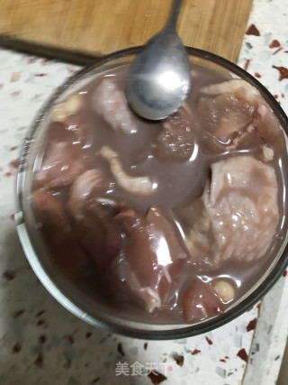 虾酱焖鸡腿肉的做法步骤：1