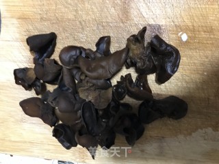 虾酱焖鸡腿肉的做法步骤：2