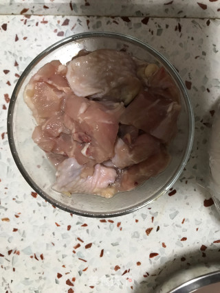 虾酱焖鸡腿肉的做法步骤：5