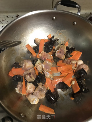 虾酱焖鸡腿肉的做法步骤：6
