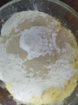 鸡肉炖猴头菇贴饼的做法步骤：2