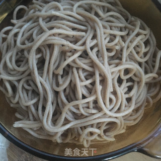 青蒜包菜炒饸饹的做法步骤：1