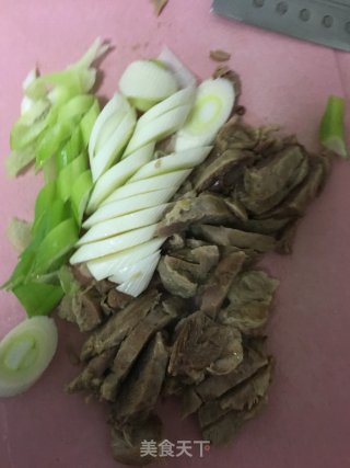 葱爆白切羊肉的做法步骤：1