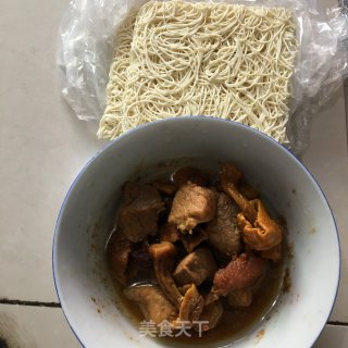 菌菇瘦肉面的做法步骤：1
