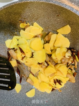 五花肉炒土豆片的做法步骤：3