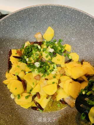 五花肉炒土豆片的做法步骤：4