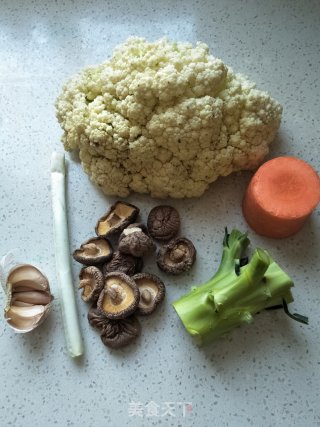 干香菇炒菜花的做法步骤：1