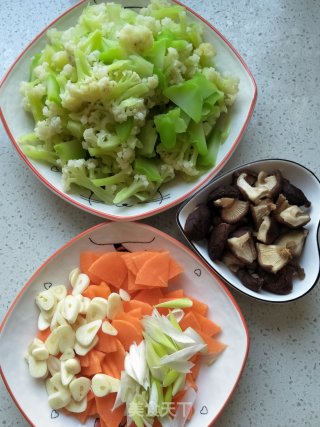 干香菇炒菜花的做法步骤：5