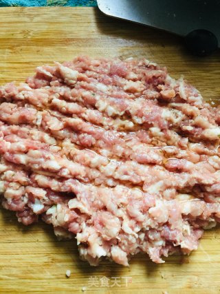 荠菜猪肉烧麦的做法步骤：2
