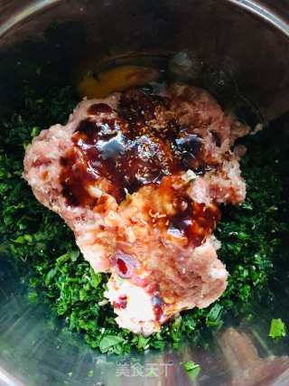 荠菜猪肉烧麦的做法步骤：3