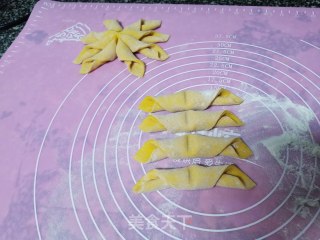 南瓜枣花馍的做法步骤：13