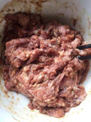 胡萝卜鲜肉包子的做法步骤：2