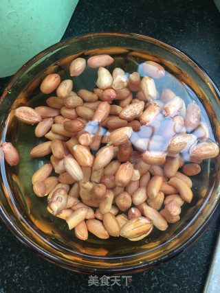 芹菜拌花生米的做法步骤：2