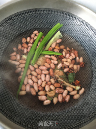 芹菜拌花生米的做法步骤：6