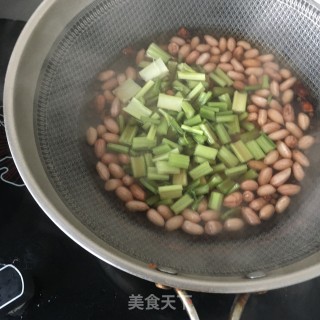 芹菜拌花生米的做法步骤：9