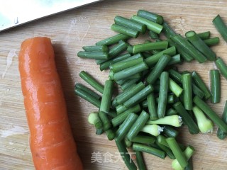 烧驴肉炒蒜苔的做法步骤：1