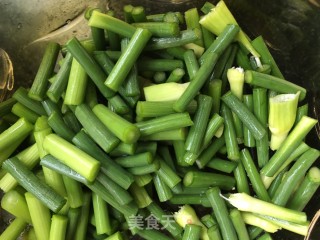 烧驴肉炒蒜苔的做法步骤：2