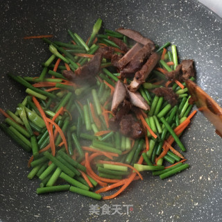 烧驴肉炒蒜苔的做法步骤：10