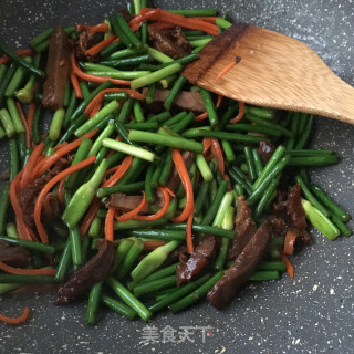 烧驴肉炒蒜苔的做法步骤：11