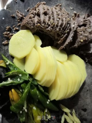 土豆炒牛肉的做法步骤：1