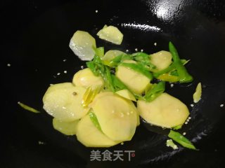 土豆炒牛肉的做法步骤：2