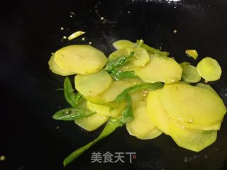 土豆炒牛肉的做法步骤：3