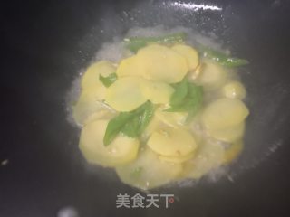 土豆炒牛肉的做法步骤：4