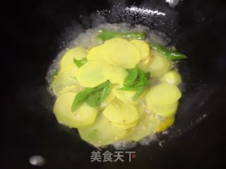 土豆炒牛肉的做法步骤：5