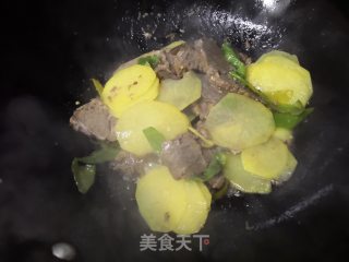 土豆炒牛肉的做法步骤：7