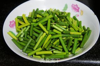 蒜薹炒火腿肠的做法步骤：1