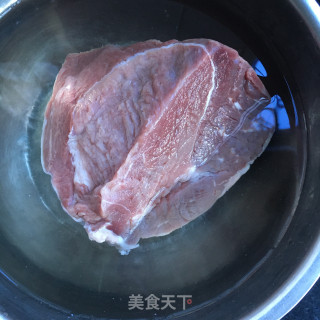 香芹炒牛肉的做法步骤：1