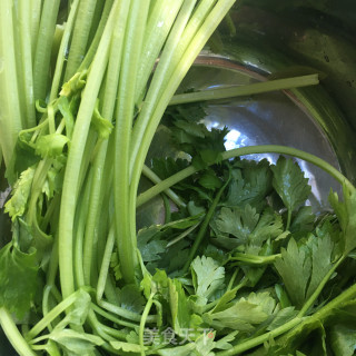 香芹炒牛肉的做法步骤：2
