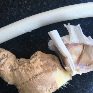 香芹炒牛肉的做法步骤：3