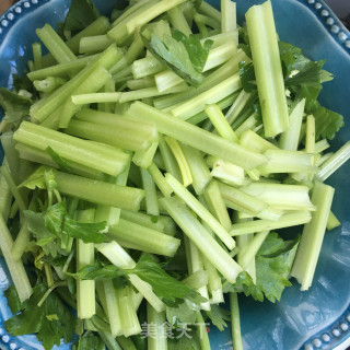 香芹炒牛肉的做法步骤：4