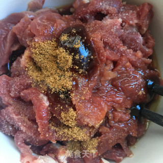 香芹炒牛肉的做法步骤：5