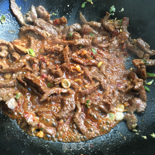 香芹炒牛肉的做法步骤：8