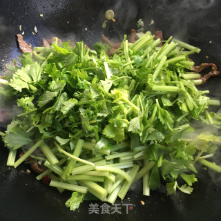 香芹炒牛肉的做法步骤：9