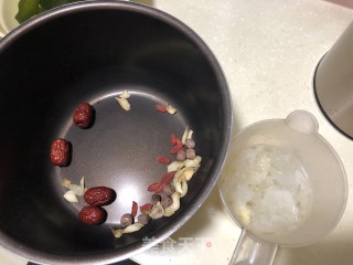 红枣银耳汤的做法步骤：1