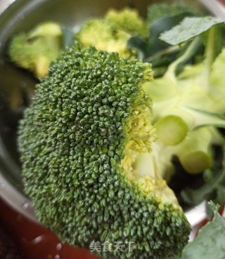 蒜蓉西兰花的做法步骤：1