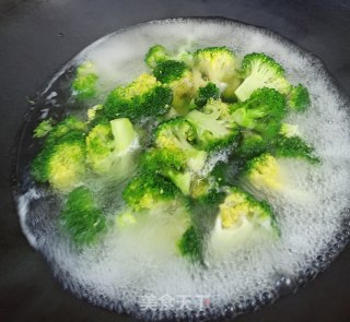 蒜蓉西兰花的做法步骤：3