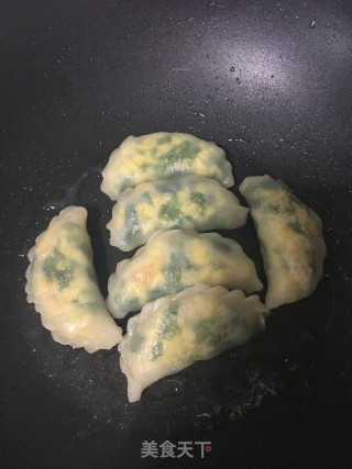 香煎韭菜饺子的做法步骤：4