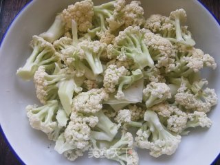 花菜炒火腿丁的做法步骤：1